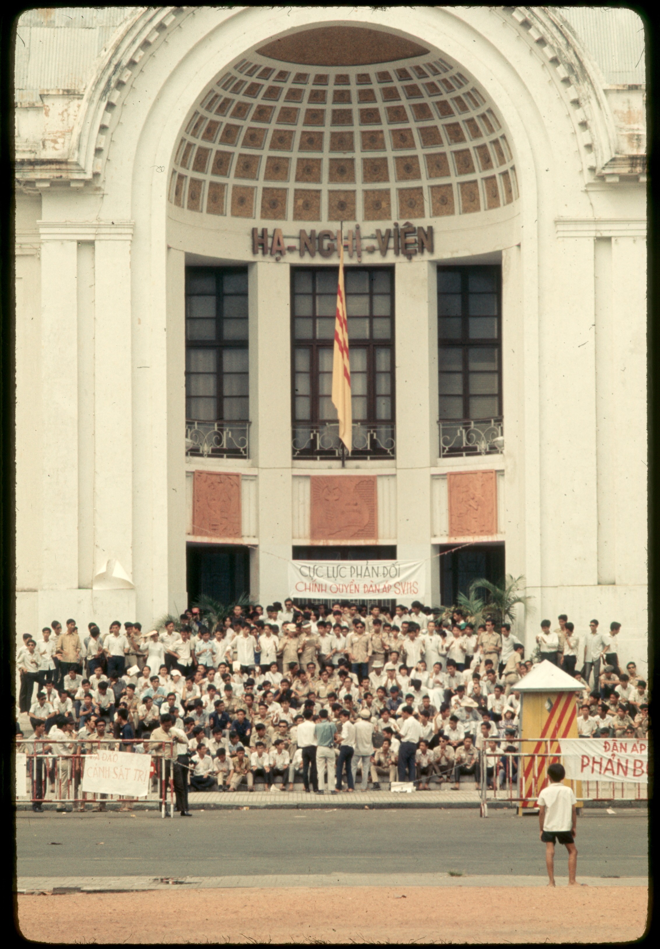 ss 037 1970 05 02 protest at national assembly opera house that i closed saigon with
